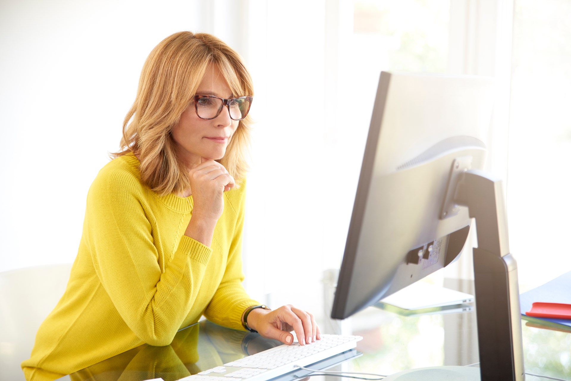 EPROVED Bild på kvinna som tittar in i dator - gör testet